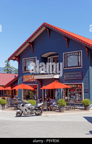 La gente seduta fuori l'Artigiano mangia cafe e artigiano Suites hotel in Piazza artigianale sull isola di Bowen vicino a Vancouver, British Columbia, Canada Foto Stock