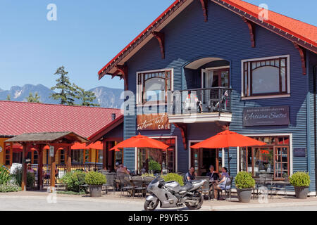 La gente seduta fuori l'Artigiano mangia cafe e artigiano Suites hotel in Piazza artigianale sull isola di Bowen vicino a Vancouver, British Columbia, Canada Foto Stock