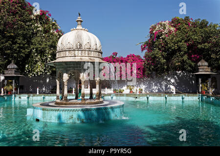 Saheliyon-ki-Bari (cortile o giardino delle fanciulle) è un grande giardino e una meta turistica molto spazio in Udaipur in stato indiano del Rajasthan. Foto Stock