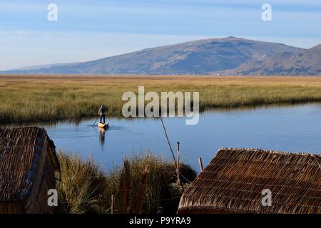 Alle imbarcazioni sul lago Titicaca Foto Stock