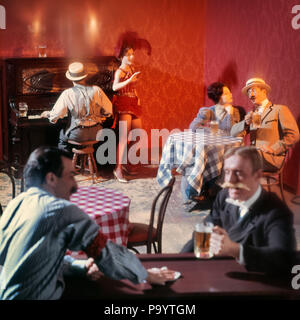 1890s GIRO DEL NOVECENTO BAR BEER PARLOR CON RAGTIME Pianista cantante berlina e patroni - kc5159 PHT001 HARS STUDIO SHOT 6 copia spazio amicizia a mezza lunghezza LADIES persone maschi sei tavole di intrattenimento i baffi performing arts PUB felicità ai clienti stili libero SERVIZIO CLIENTI MUSTACHES Giro del 20esimo secolo e VOCAL SALOON capelli facciali INN OCCUPAZIONI MUG TAVERNA immaginazione tazze elegante salone di BREW RAGTIME DIPORTISTA PIÙ GIORNI MODE atmosfera etnia caucasica in vecchio stile patroni Foto Stock