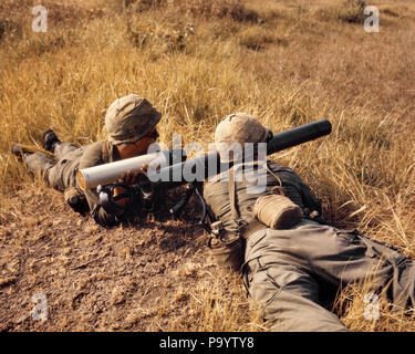 Anni sessanta due soldati americani in Vietnam il caricamento di una 90mm M-67 RECOILLESS RIFLE - km1402 HAR001 HARS vista posteriore contro la fanteria convivere VIET NAM HAR001 in vecchio stile Foto Stock