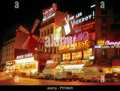 Anni sessanta scena notturna MOULIN ROUGE quartiere di Pigalle PARIGI FRANCIA - kr23425 PLE001 HARS in vecchio stile Foto Stock