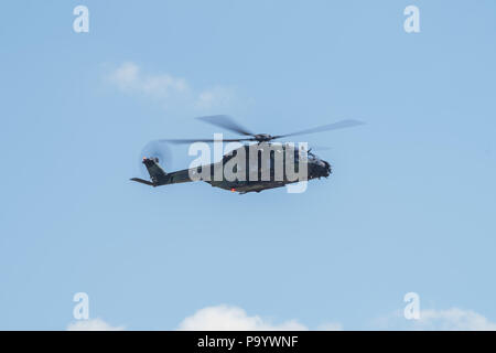 Il Royal International Air Tattoo, RAF Fairford, Gloucestershire, UK. Il 15 luglio 2018. Esercito finlandese NH90 TTH intrattiene la folla. Foto Stock