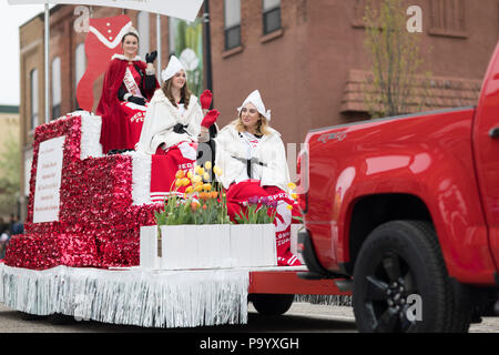 Holland, Michigan, Stati Uniti d'America - 12 Maggio 2018 Beauty queens su un galleggiante rosso, scendendo la strada al Muziek Parade, durante la Tulip Time Festival Foto Stock