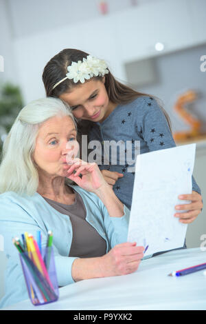 Il disegno di una foto speciale per la nonna Foto Stock