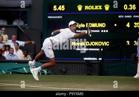 Londra, Inghilterra - Luglio 7, 2018. Wimbledon Tennis: Novak Djokovic durante il suo terzo round match contro la Gran Bretagna Kyle Edmund sul Centre Court di Wimbledon oggi. Foto Stock