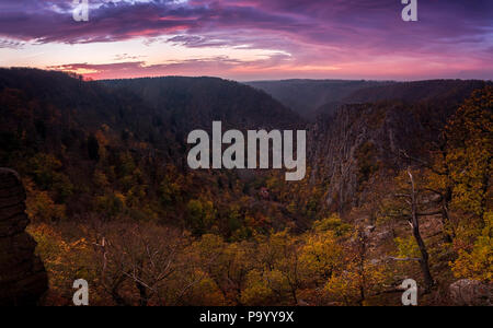 Vista da Hexentanzplatz verso Rosstrappe Foto Stock