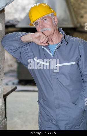Ritratto di senior in uomo in costruzione Foto Stock