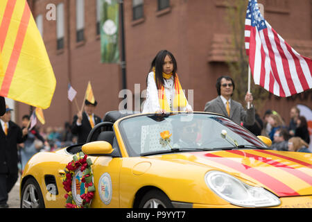 Holland, Michigan, Stati Uniti d'America - 12 Maggio 2018 i membri del Michigan vietnamita comunità americana di indossare abiti tradizionali e sventolare americano e vietnames Foto Stock