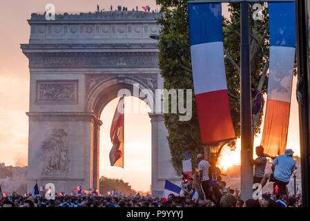 Tramonto su Arc de triomphe a Parigi dopo la vittoria della Francia al 2018 World Cup Foto Stock