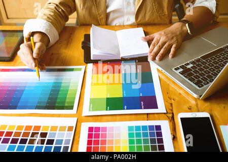 Graphic Designer scegliere i colori da bande di colore dei campioni per la progettazione .Designer grafico creatività concetto di lavoro . Foto Stock