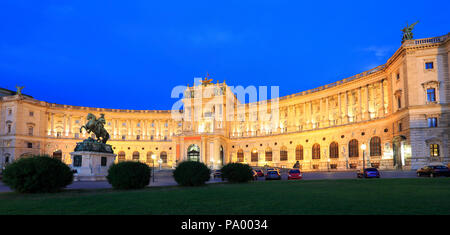 Il Palazzo Imperiale Hofburg di notte a Vienna, in Austria Foto Stock