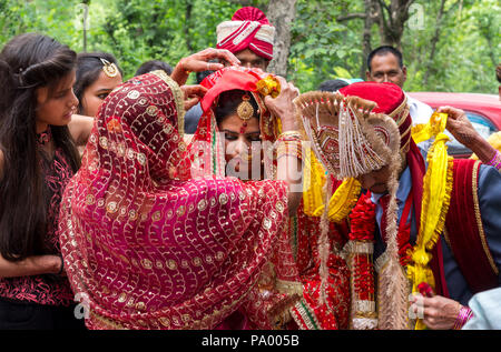 Un matrimonio tradizionale in un piccolo villaggio nella provincia indiana. India Giugno 2018 Foto Stock