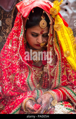 Un matrimonio tradizionale in un piccolo villaggio nella provincia indiana. India Giugno 2018 Foto Stock