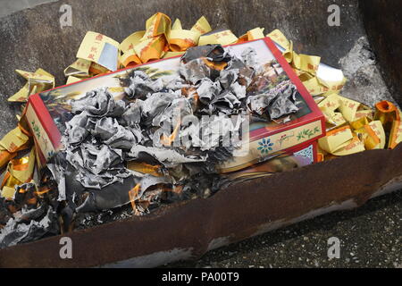 La masterizzazione di offerte per i defunti durante il giorno di Qing Ming festival Foto Stock