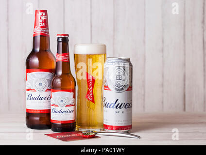 LONDON, Regno Unito - 27 Aprile 2018: le bottiglie di vetro e lattine di alluminio di birra Budweiser su sfondo di legno con apribottiglie. Un lager americano prima intro Foto Stock