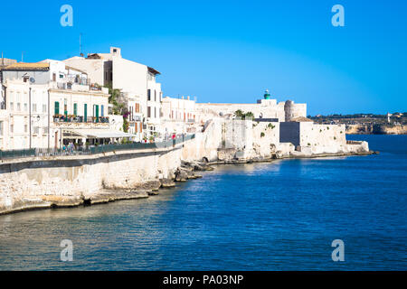 Siracusa, Italia - 18 Maggio 2018: vista della zona di Ortigia, il centro di Siracusa, Sicilia, all'inizio della stagione estiva Foto Stock