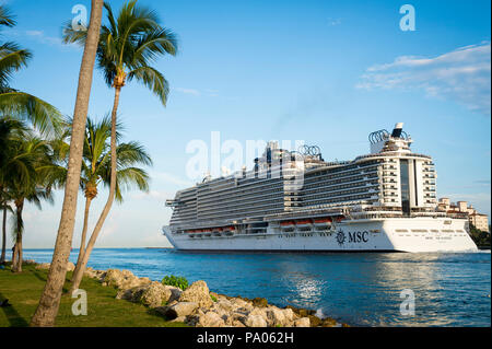 MIAMI - circa giugno, 2018: MSC mare nave da crociera passa South Beach palme mentre lascia il porto. Foto Stock