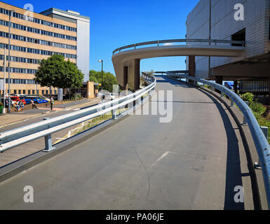 Curvi di rampa che conduce al parcheggio sopra Preston Stazione degli Autobus Foto Stock