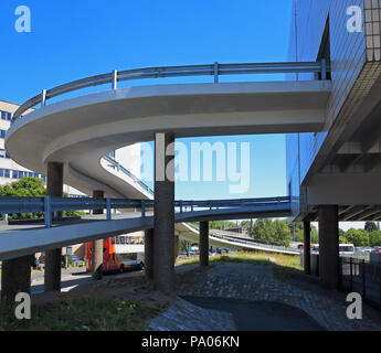 Sotto le rampe che conducono al parcheggio sopra Preston Stazione degli Autobus Foto Stock