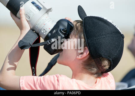 RAF RIAT 2018 giovane uomo utilizzando una macchina fotografica per scattare una foto di aeromobili Foto Stock