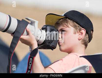 RAF RIAT 2018 giovane uomo utilizzando una macchina fotografica per scattare una foto di aeromobili Foto Stock