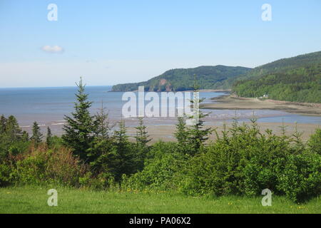 Con le più grandi maree del mondo, il porto di Alma nella Baia di Fundy è un punto molto panoramico posto, circondato da Fundy National Park Foto Stock