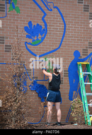 La tecnica a nastro equipaggio in base fuori di Providence, Rhode Island, con Guida dello studente, lavorando su un murale per tutta la settimana presso la Galleria Sordoni, documento Wilkes University Foto Stock