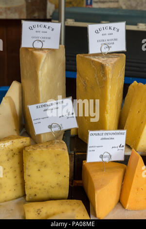 Il formaggio in vendita su un mercato in stallo. formaggio cheddar e maturare il formaggio cheddar. Foto Stock