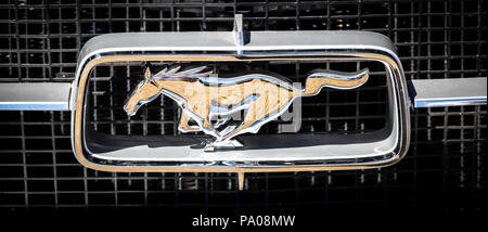 Primo piano del logo cromato Ford mustang Horse Car Foto Stock