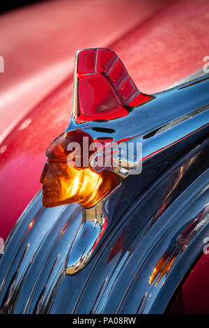 primo piano dell'ornamento del cofano indiano Pontiac degli anni '1950 alla mostra di automobili americane classiche Stars & Stripes, Tatton Park Foto Stock