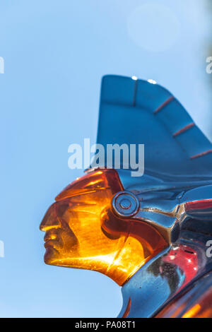 primo piano dell'ornamento del cofano indiano Pontiac degli anni '1950 alla mostra di automobili americane classiche Stars & Stripes, Tatton Park Foto Stock