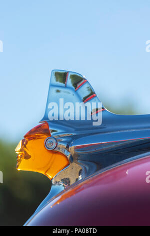 primo piano dell'ornamento del cofano indiano Pontiac degli anni '1950 alla mostra di automobili americane classiche Stars & Stripes, Tatton Park Foto Stock