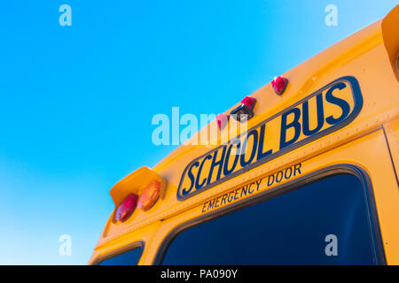 Classico giallo American School bus segno Foto Stock