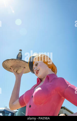 Manichino d'epoca di cameriere di barhop fast food su pattini a rotelle con coca su vassoio al classico spettacolo di auto americane Stars & Stripes Foto Stock