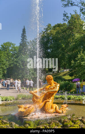 Vista sulla fontana Triton Grand cascata in Pertergof, il Lug 18, 2018 in San Pietroburgo, Russia Foto Stock