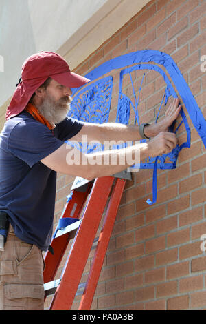 La tecnica a nastro equipaggio in base fuori di Providence, Rhode Island, con Guida dello studente, lavorando su un murale per tutta la settimana presso la Galleria Sordoni, documento Wilkes University Foto Stock