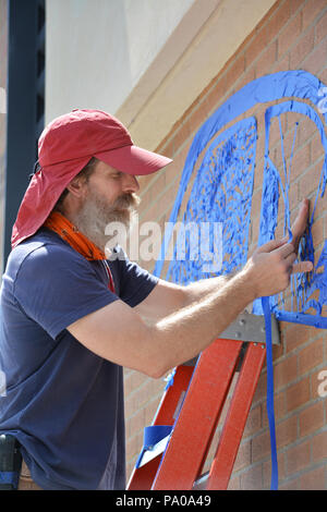 La tecnica a nastro equipaggio in base fuori di Providence, Rhode Island, con Guida dello studente, lavorando su un murale per tutta la settimana presso la Galleria Sordoni, documento Wilkes University Foto Stock