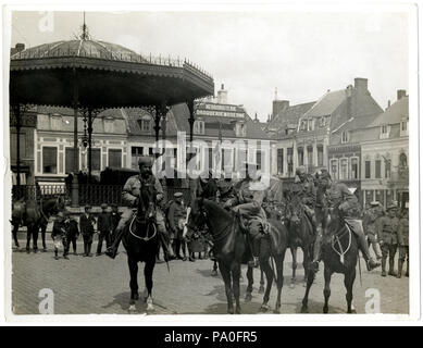 693 gen. Sir J. Willcocks con personale e escort (foto) 24-195 Foto Stock