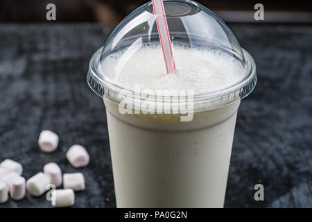 Frullato di tazza di plastica trasparente Foto Stock