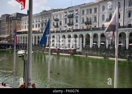 Amburgo, Germania - 28 Luglio 2014: vista degli edifici a fianco del sul lago Kleine Alster in Alsterarkaden, Amburgo, Germania Foto Stock
