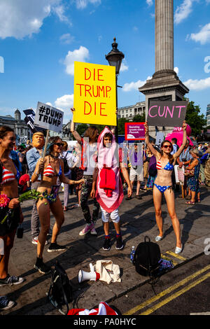 Anti Trump contestatori regge segni grezzo, Tragalgar Square, Londra, Inghilterra Foto Stock