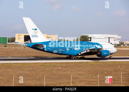 Luqa, Malta Luglio 19, 2018: Hi Fly Malta Airbus A380-841 [9H-MIP] uscire a Malta dopo la verniciatura nel colore speciale schema 'Salva le barriere coralline' alla ACM Foto Stock