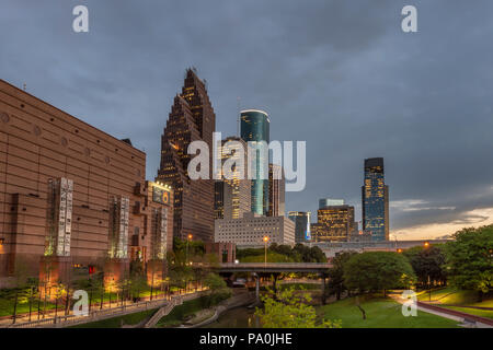 Buffalo Bayou nel centro cittadino di Houston di notte. Foto Stock