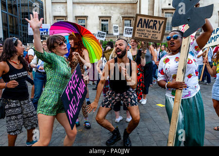 Anti Trump contestatori Dancing in Trafalgar Square a Londra, Inghilterra Foto Stock