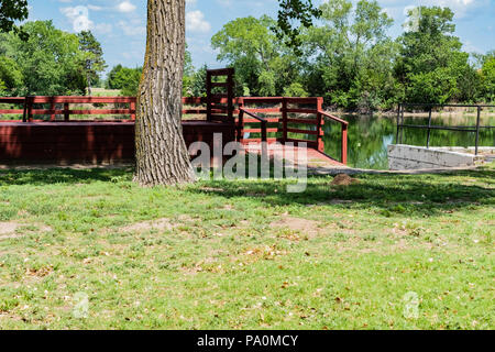 Un belvedere o dock di pesca che si affaccia su uno stagno in Kansas, Stati Uniti d'America in estate. Foto Stock