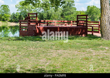 Un belvedere o dock di pesca che si affaccia su uno stagno in Kansas, Stati Uniti d'America in estate. Foto Stock