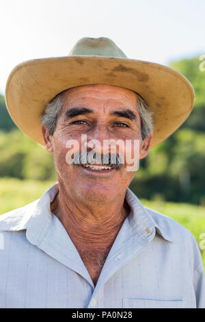 Headshot ritratto di contadino sorridente in hat, Vinales, Pinar del Rio Provincia, Cuba Foto Stock