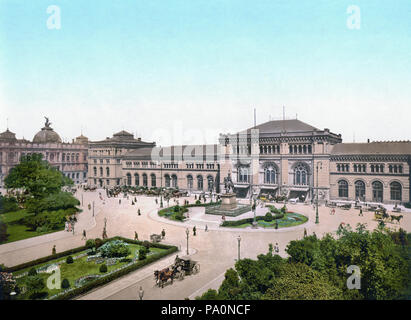 . Deutsch: Der Ernst-August-Platz in Hannover 1900 um. Neben dem Hauptbahnhof link ist das von 1878 bis 1881 nach Plänen von tipo und Böttger gebaute Kaiserliche Post- und Telegraphenamt zu sehen. Das Gebäude mit der markanten Kuppel wurde 1943 Bei den Luftangriffen auf Hannover zerstört und 1950/51 durch einen Neubau ersetzt. Dieser wurde 2006 für das Einkaufszentrum Ernst-August-Galerie abgerissen. Tra il 1890 e il 1905 626 Ernst-August-Platz Hannover Germania 1900 Foto Stock